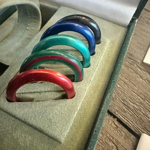 Vintage Gucci Women's Gold Watch with Colorful Bezels - Picture 3 of 6